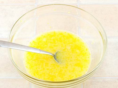 Цедра и сок лимона в миске