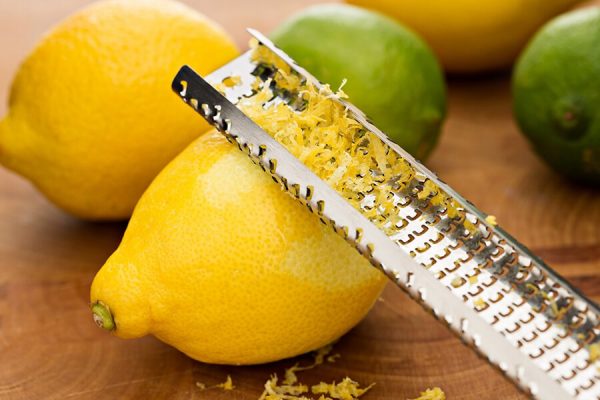 Отделение кожуры лимона с помощью специального приспособления