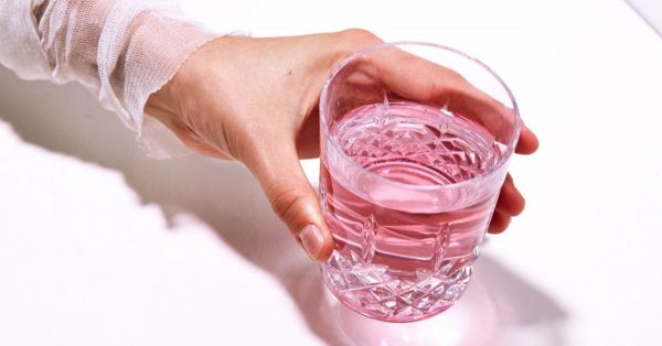 Розовая вода в прозрачном бокале