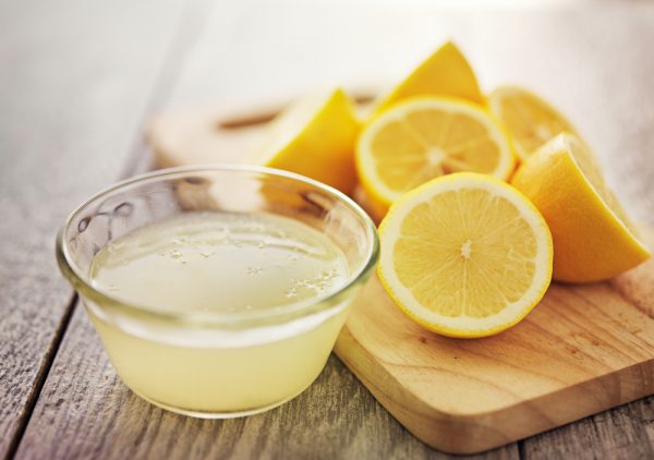 Сок лимона и лимон на столе