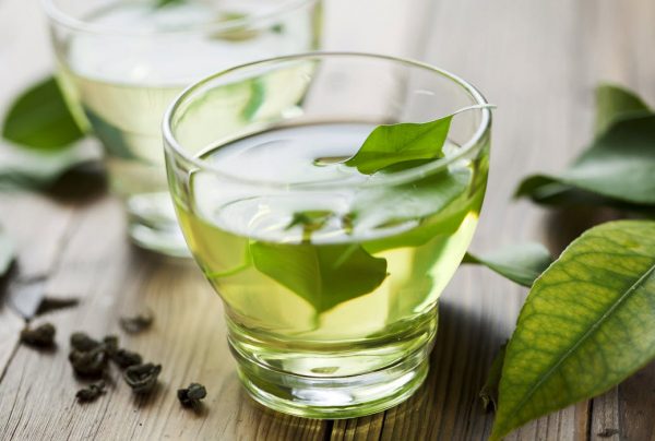 Зелёный чай в прозрачном бокале