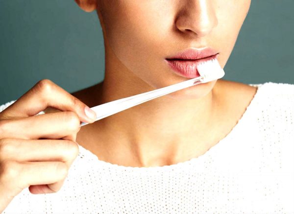 массаж губ зубной щёткой