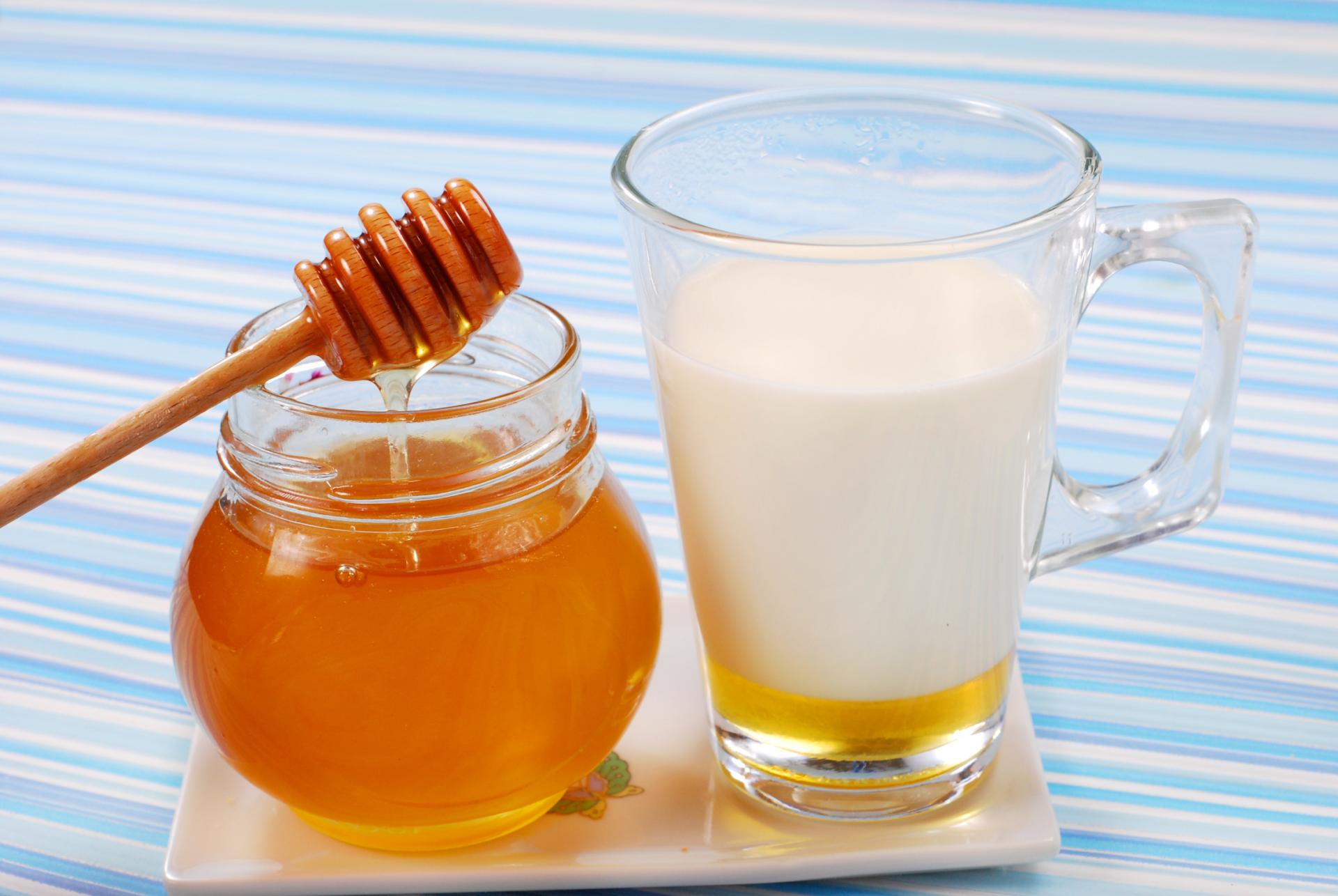 Можно ли при кашле мед с молоком