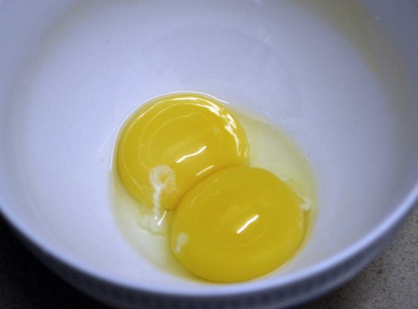 Два яичных желтка