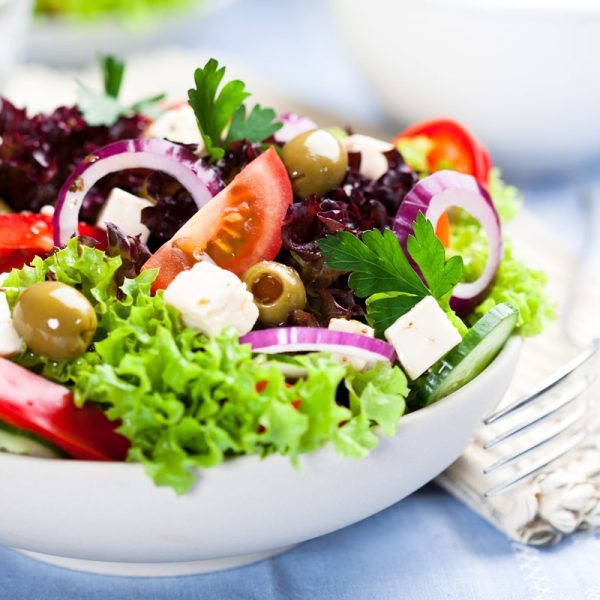 Греческий салат в тарелке