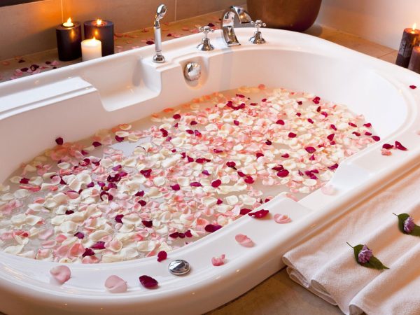 Ванна с лепестками роз
