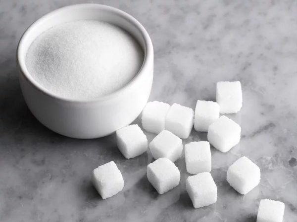 Сахар в белой пиале