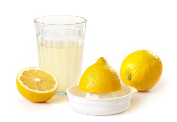 Сок лимона в прозрачном стакане