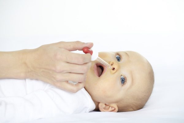 Закапывание носа малышу