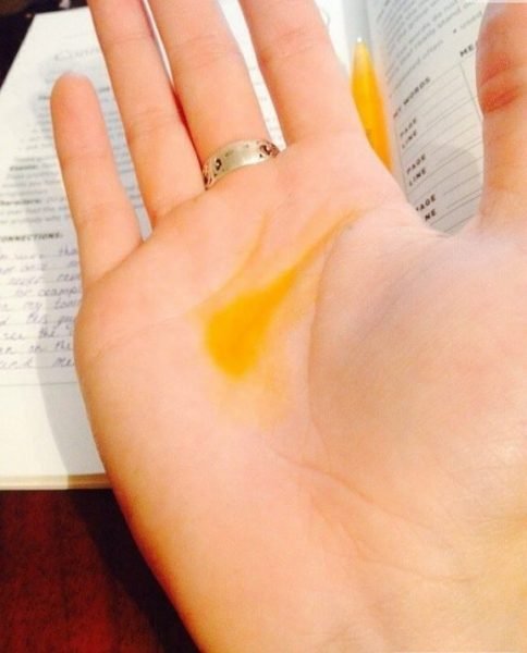 Масло мандарина на руке девушки