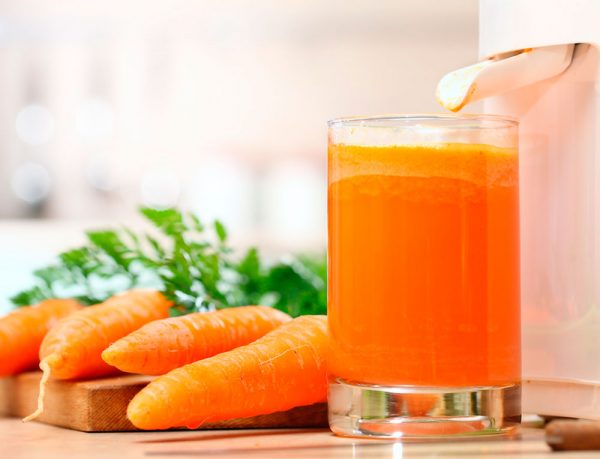 Морковный сок в прозрачном стакане