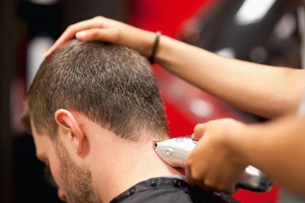 Процесс создания мужской причёски
