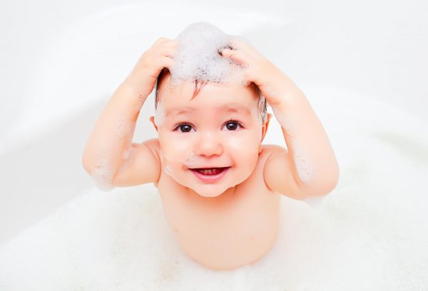 Ребёнок купается в ванночке