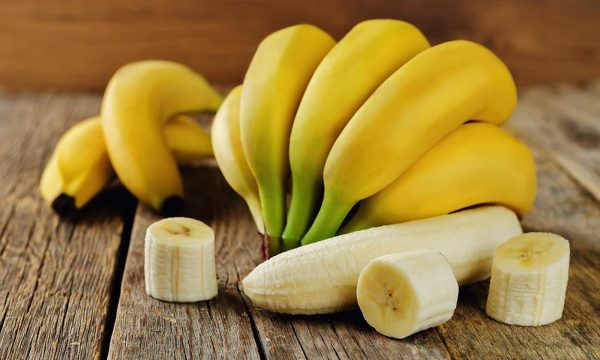 Связка бананов и очищенный фрукт