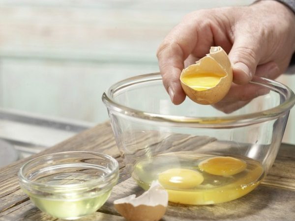 Сырые яйца в прозрачной посуде