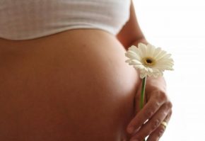 Живот беременной с цветком