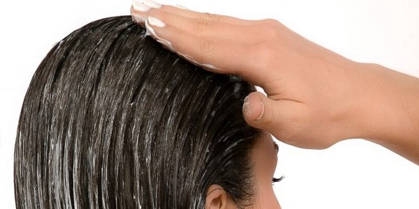Нанесение крема для термозащиты волос
