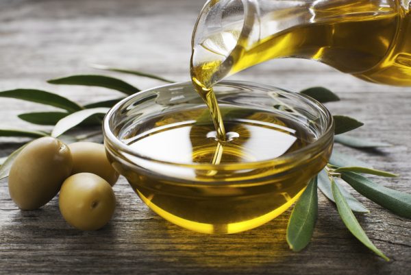 Оливковое масло наливают в блюдце