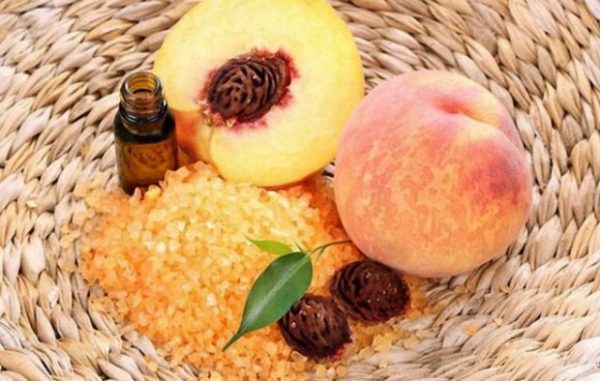 Плоды персика и масло из их косточек