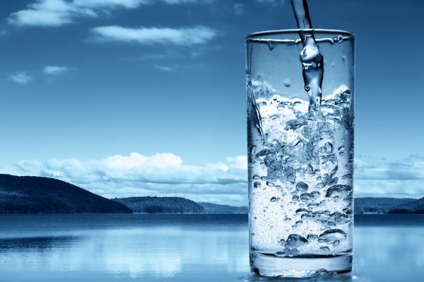 Вода в прозрачном стакане