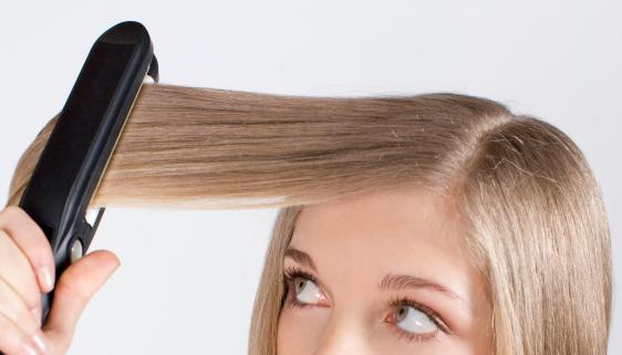 Выпрямление волос на теменной и височных зонах головы
