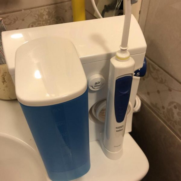 Ирригатор Oral-B в ванной комнате