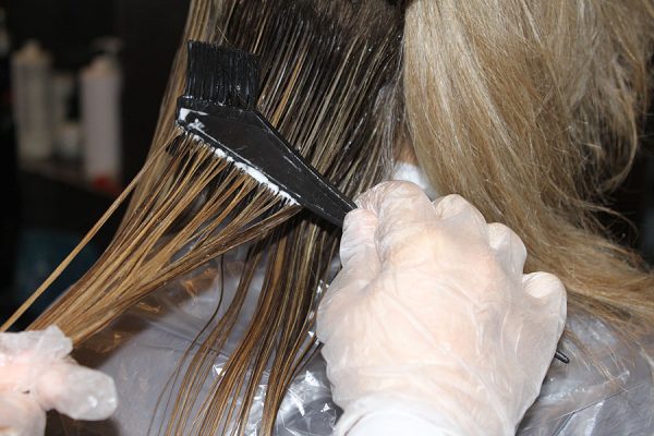 Нанесение кератина на волосы
