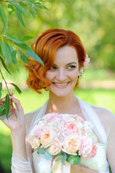 Невеста с волнистыми рыжими волосами