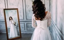 Невеста смотрит в зеркало