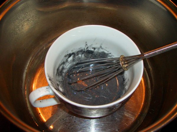 Желатин и активированный уголь на водяной бане