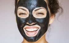 Женщина с чёрной маской на лице