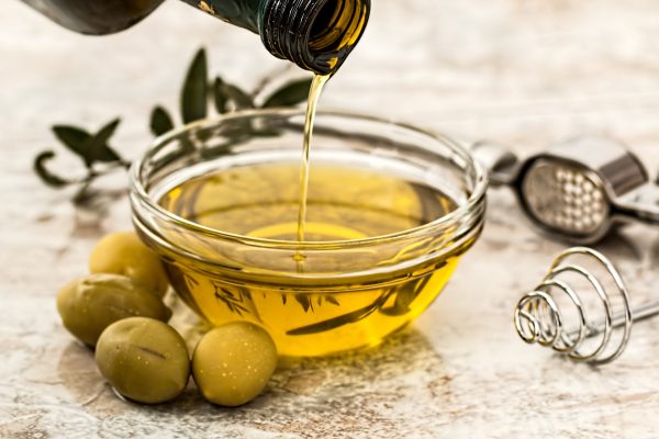 Оливковое масло в прозрачной пиале