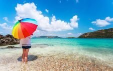 Девушка на пляже под зонтиком