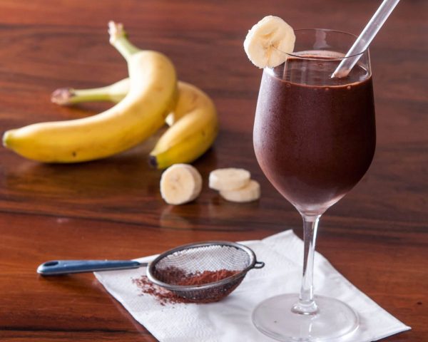 Бананово-шоколадный коктейль в прозрачном бокале