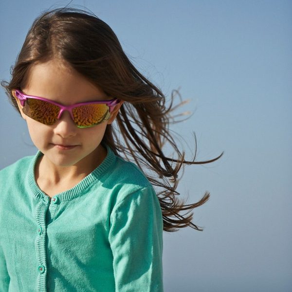 Девочка в солнцезащитных очках