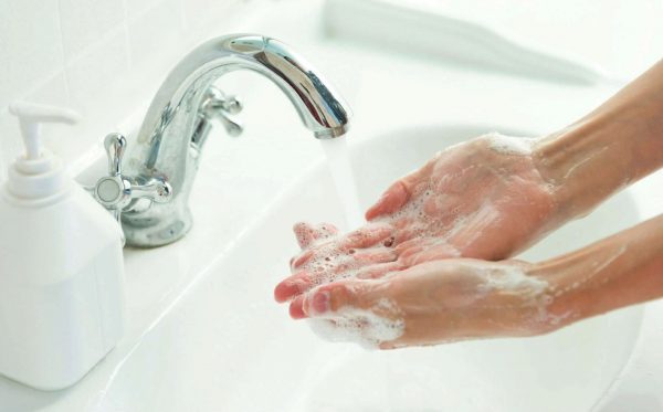 Девушка моет руки