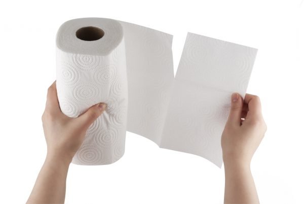 Девушка отрывает бумажное полотенце